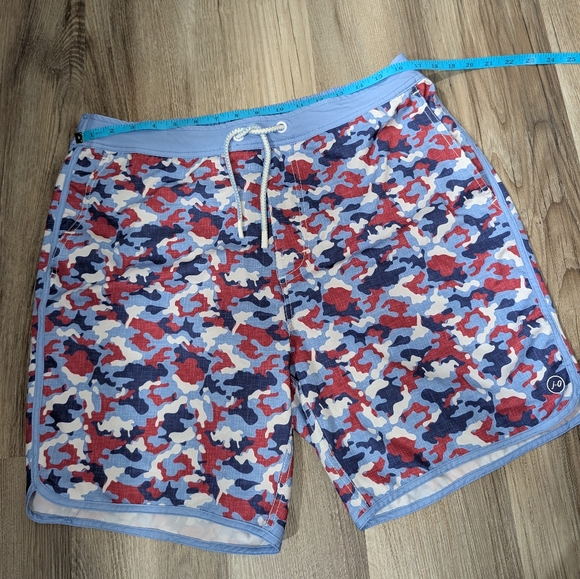 Johnnie-O, Mens Large, Half Elastic 7" Surf Shorts, Camo Red White & Blue Hidden - Picture 1 of 9